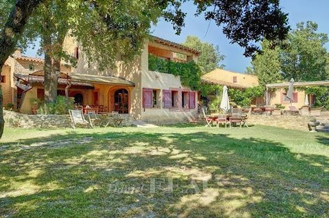This beautiful ensemble is in a peaceful location in the Southern Luberon, 35 minutes north of Aix en Provence, 10 minutes from the shops and 20 minutes from the motorways. Set in about 3 hectares of grounds, it benefits from an open view of the icon...