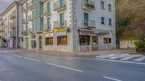 Unique opportunity in the heart of Lekunberri! We present this fantastic Bar-Restaurant in the best area of Lekunberri, on the corner, with 108 m2 useful, this Bar has a large bar and fully equipped kitchen, large dining room, storage area and 2 bath...