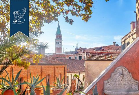 Entre les quartiers Castello et San Marco, dans le cœur le plus fascinant de Venise, ce luxueux appartement est à vendre avec une splendide terrasse panoramique à l'intérieur d'un prestigieux palais néoclassique datant de 1862. L'appar...