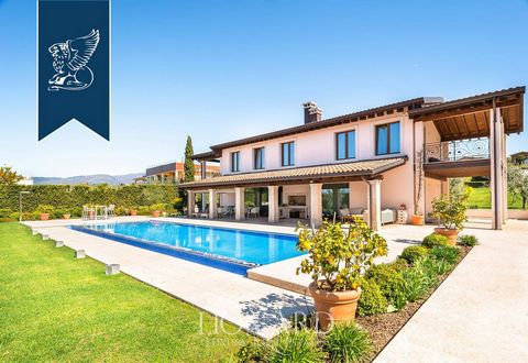 This modern villa on the shores of Lake Garda, built in 2015, combines elegant interiors and a well -groomed park with a pool. The healing center includes a sauna, hammam and Jacuzzi. Modern technologies, including temperature control and video surve...