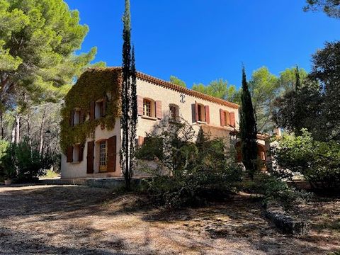 AIX EN PROVENCE 35 minutes away LAMBESC This charming country residence is quietly located in a beautiful pine forest in the middle of vineyards, 5 minutes from shops and amenities in a very beautiful environment. It was built in 1980, its useful sur...