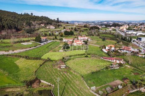 Identificação do imóvel: ZMPT565254 The Quinta in Oldrões, in the municipality of Penafiel, is a property with various attractive features. The property offers a unique combination of extensive space, natural resources, potential for rural tourism, a...
