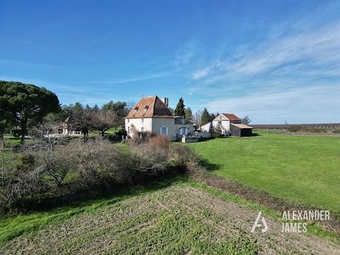 Nestled in the heart of rolling countryside, close to Bergerac and just minutes from a charming village, this exceptional equestrian estate represents a rare opportunity for horse lovers or someone wanting to live in the countryside. Combining modern...