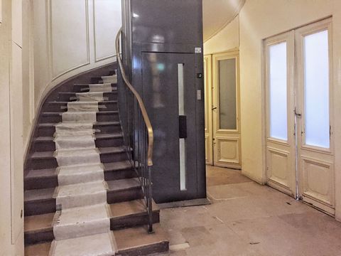 Bright 1 bedroom apartment renewed end of 2016, located in a typical Parisian Haussmannien style building, on 6th and last floor with lift. It offers very brights rooms, attic ceilings and typical charm with its “porthole” windows, it has hardwood fl...