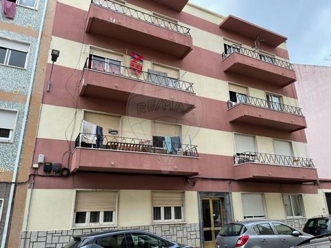 Apartment with 4 rooms. In good condition and good sun exposure. Composed by: Kitchen, sunroom, living room, 3 bedrooms and 2 bathrooms, terrace. Building without elevator. Central location, 5 minutes from the train station and the Health Centre. Clo...