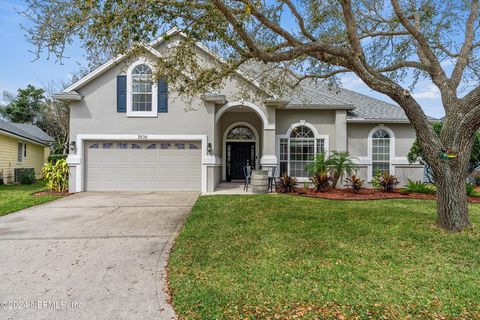 Introducing a stunning single-family home for sale in Jacksonville Beach, FL! This immaculate property is located right near the beach and is sure to impress even the most discerning young professionals. This home offers comfort, style, and functiona...