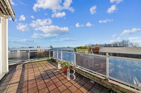 CALUIRE-ET-CUIRE. Nestled on the top floor with elevator, this 94 sqm apartment welcomes you with a breathtaking view of Fourvière. Just 10 minutes on foot from the CUIRE metro/line C as well as 5 minutes by car from the Croix Rousse Hospital and num...