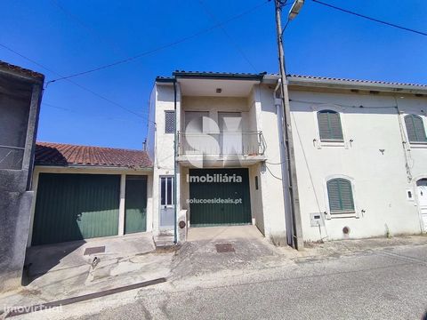 House M3 to recover with two storage rooms, one of them transformed into T2, which is rented, with 3 independent matrix articles. This property is located in the centre of Souselas. It consists of a house of type M3 with garage, which needs conservat...