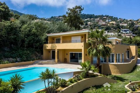 Stylish family villa in a delightful residential setting with sea view. In absolute peace and quiet, south-facing, fully renovated 4-bedroom villa with sea views, set in approx. 2140 m2 of garden planted with fruit trees. The grounds house an invitin...