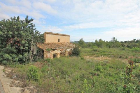 Gently sloping plot of 1.000 m2 in the quiet and established Urbanisation of Villas del Vent between Jávea and Benitachell. There is a ruin on the plot of 147m². Due to the classification of the ruin, it is only possible to reform it, but not to exte...