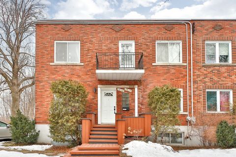 Charming brick duplex bordered at the back by a light forest. Large, welcoming green courtyard, with mature trees and fire pit. 2 x 5 1/2 apartments with 2 bedrooms, with a possible 3rd room in the main unit. Renovated over time and offering two-spac...