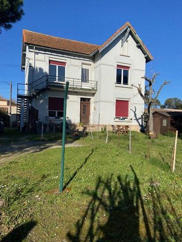 Close to schools, toll booths in a quiet area, character house with 6 rooms divided into 2 apartments, 1 of which is rented until 2027. Very pleasant garden of 480 m2. Possibility of parking several vehicles. 70 m2 per level. Pretty painted cement ti...