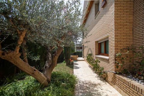Villa for sale of 550m2 on a plot of 620m2 with garden, with a practical distribution and large rooms, located in the 'Ciutat Diagonal' area of Esplugues de Llobregat. The property is distributed over four levels. On the ground floor, we find the day...