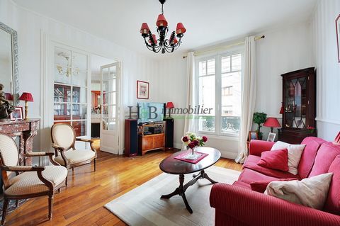 On the border of Vincennes Parquet flooring, mouldings and fireplaces in the Bois de Vincennes It is with pleasure that the H&B Real Estate Group offers for sale this beautiful family apartment in a prime location. Located in the sought-after Avenue ...