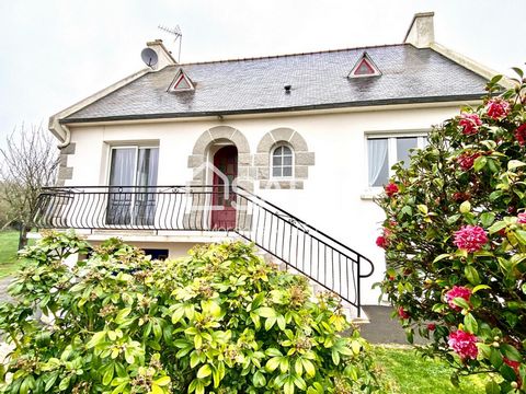 This charming neo-Breton house under slates, 10 minutes from the town centre of Paimpol offers a peaceful and authentic living environment. Close to all essential services such as schools and shops, it also benefits from a preserved natural environme...