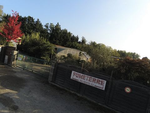 Sells nursery (wall and bottom) located 50km south of Lyon near a large commercial area and an A7 motorway exit with a surface area of 15,000 m2 and company housing (140m2 house) a pond of 9,900 m2 for irrigation and with fish (carp etc.). With van e...