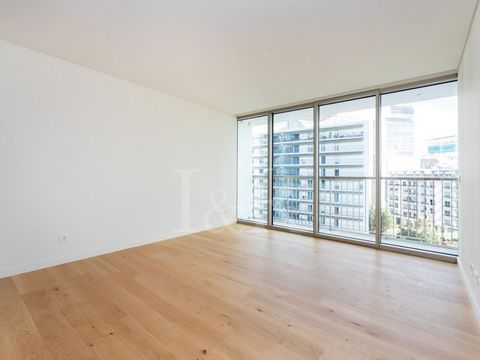 1-bedroom apartment for rent in Campolide, located in the Infinity Tower luxury condominium, with views over the city and Monsanto National Park. Set in a newly built modern building, the apartment comprises a living room with a balcony, a fully equi...