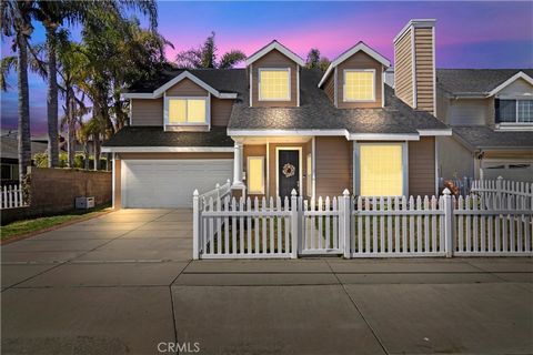 Perfectly situated in the most desired location of Huntington Beach – downtown area! Where nearby all the beautiful beaches, world class amenities, newly developed Pacific City shopping center, restaurants, cafe’s, bars and famous Main Street. Bright...