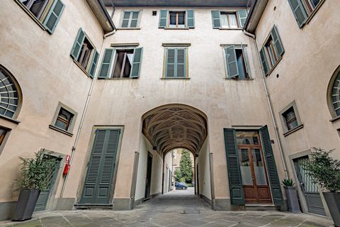 Coldwell Banker Gruppo Bodini via Passione 7, Milan Located in via Sant' Orsola in one of the most beautiful buildings on the street, on selling a wonderful apartment on the top floor, with lift and with view of the upper city. The property have a li...