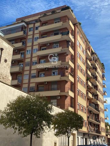 TARANTO - VILLAGE - VIA LUIGI VIOLA In Taranto, more precisely in via Luigi Viola, we offer for sale a prestigious large apartment on the eighth floor in a building with concierge service. The property develops into a spacious living area, consisting...