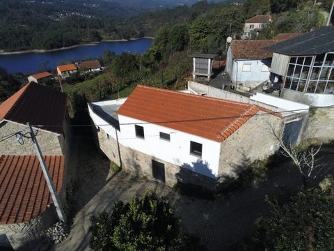 Ven a descubrir esta encantadora casa de campo, lista para ser reformada y transformada en el escondite de tus sueños. Situada en Argozelo de Maias, un pueblo típico del norte de Portugal, esta propiedad irradia un encanto impresionante, rodeada de b...