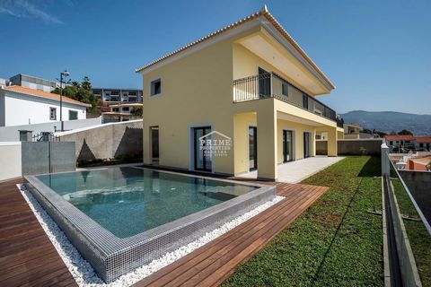 Located in Funchal. * EXCLUSIVE * EXCLUSIVE * EXCLUSIVE * EXCLUSIVE * EXCLUSIVE * Located in the often referred to as the ‘Beverly Hills of Madeira’, this villa features exhibits the most luxurious finishings that includes marbles of refined craftsma...