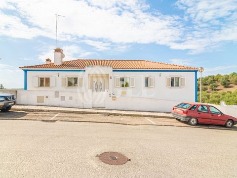 3+1-bedroom villa, 370.96 sqm (gross construction area), garage and garden, set in a 597.65 sqm plot, close to the centre, in Alcácer do Sal, district of Setúbal, Comporta region. The villa has a traditional architectural design, a ground floor and b...