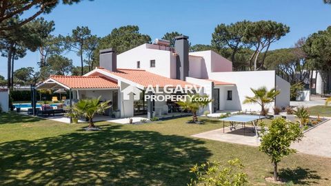 Located in Vilamoura. Magnificent 4 bedroom villa, located in a very quiet and exclusive area, close to the beach and Vilamoura Marina. About 10 minutes on foot. Plot of land of 1,841 m2 with 297 m2 of construction area. Completely remodeled with hig...