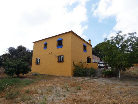Country house with easy access to the main road, and very close to a popular urbanisation in Coín. This house is a great project that requires a small amount of work to complete! Allowing you to finish off to your exact taste. The property is distrib...