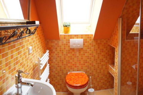 Wooden ceiling, half-timbering, terracotta tiles and warm tones ensure a cozy atmosphere. There are no traffic jams in two bathrooms even in 5 people. The Frisian-divided Klönsnack door has an inviting effect and lets the fresh sea breeze into the ho...