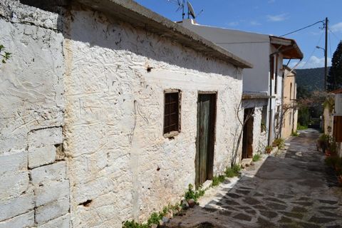 Dies ist ein schönes Renovierungsprojekt im traditionellen Dorf Flamouriana, Lakonia, Agios Nikolaos, Kreta, das zu einem geräumigen Haus mit 2 Schlafzimmern und großer Dachterrasse renoviert werden kann. Das Haus hat einige einzigartige traditionell...