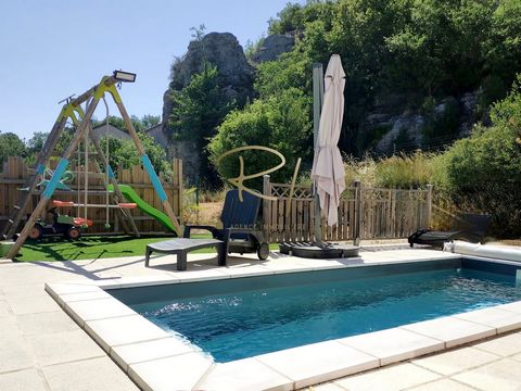 Sud Ardèche - A 5 min de Ruoms proche de la rivière La Beaume et du Chassezac jolie villa de plain pied de 90 m2 avec piscine (5 x 2) sur un terrain clos de 1190 m2. Cette villa récente de 2014 offre une grande et lumineuse pièce de vie de 48 m2, 3 c...