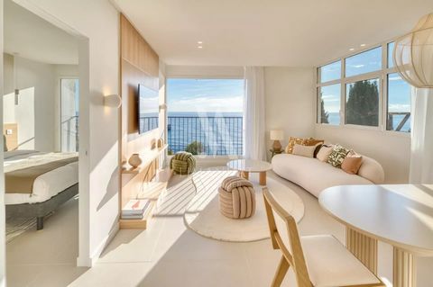 Cap d'Ail, w pobliżu Monako, w rezydencji 5 minut od plaży i Monako, w cichej, dominującej pozycji z panoramicznym widokiem na morze, port i plażę Marquet, jasny i przyjemny 2-pokojowy apartament o powierzchni 78 m² w pełni odnowiony z wysokiej jakoś...