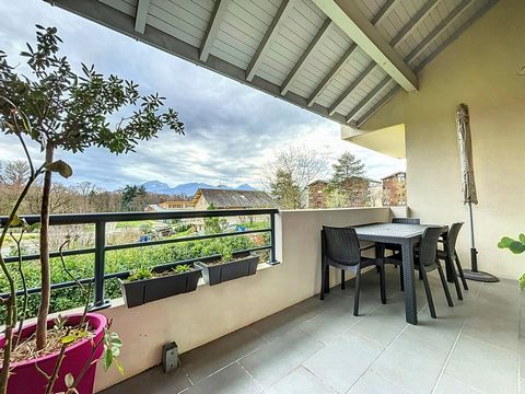 In Chambéry le Vieux, quiet, very nice bright T3 of 71 m2, with its terrace with mountain view, in a small condominium of 2010 located close to all amenities and 3 minutes from the expressway, without noise pollution. - With a private external stairc...