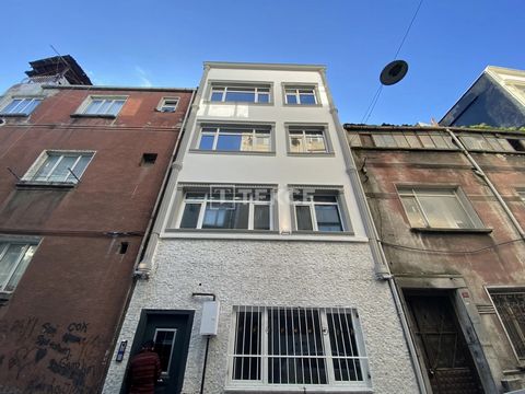 Immeuble Rénové de 4 Étages à Istanbul Fatih L'immeuble est situé à Karagumruk, dans le district Fatih à Istanbul. L'immeuble se compose de trois appartements d'une chambre et d'un duplex de deux chambres avec terrasse. Fatih est l'un des districts l...