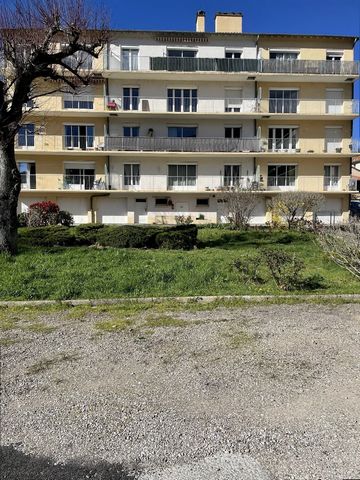 MILLAU - Located 5 minutes walk from the town center, close to shops and schools, in a condominium, this 80m² T4 apartment on the 3rd and last floor benefits from exceptional light! It includes a kitchen and a bathroom redone a few months ago, a livi...