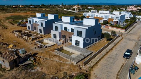 Fantastic new build semi-detached villa, in Armação de Pêra. This fabulous property, still under construction, comprises on the first ground floor an entrance hall, a spacious living room with access to a private garden, a large and equipped kitchen,...