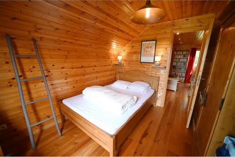 Comfortable and spacious chalet with sauna located in Biron, about ten km from Durbuy. The chalet has on the ground floor a bedroom with a double bed, a sauna with shower and a separate toilet in the garage. living overlooks the rear garden and has a...