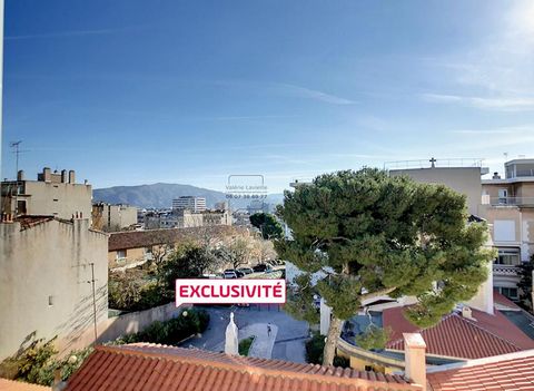 Marseille (13004) CINQ AVENUES - Appartement T3/4 80 m2 environ en étage élevé avec ascenseur d'une petite copropriété bien tenue, vue dégagée, 4 expositions, cuisine indépendante équipée pouvant être ouverte sur le séjour, 2 chambres, salon/salle à ...