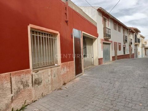 **Your Custom Home in Fondó de les Neus (El), Alicante!** Do you dream of having your own home, a place that you can customize to your liking and transform into the home of your dreams? We present you an incredible opportunity to buy a 2-bedroom semi...