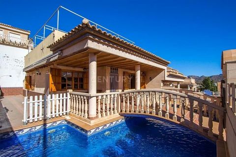 Découvrez votre oasis en bord de mer dans cette charmante maison jumelée au cur d'El Alamillo, à Puerto de Mazarrón. Avec une surface de 82 m2 et une généreuse parcelle de 210 m2, cette propriété vous offre une opportunité unique de profiter pleineme...