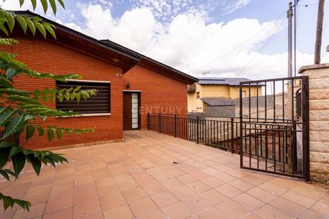 Detached house with 4 winds located in the quiet urbanization of Vallirana Park, surrounded by nature. Just 5 minutes from the center of Vallirana and 35 from Castelldefels and its beaches. With a total of 169 m² built, distributed over 3 floors. All...