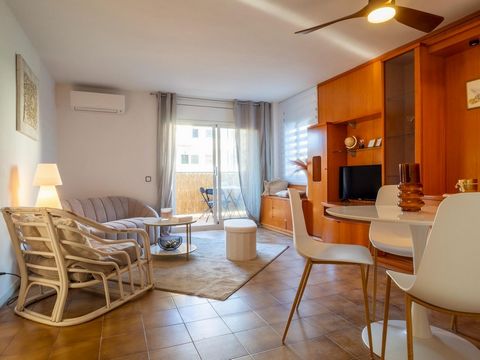 Ground floor apartment in the Port de la Clota area, in La Escala Costa Brava. The apartment is distributed in 2 double bedrooms, a recently renovated bathroom with a shower, a fully equipped independent kitchen and a living-dining room with access t...