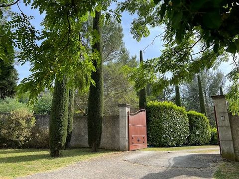 IN THE HEART OF THE LUBERON PARK On the border of Menerbes and Oppède, within walking distance of the village. This property includes two single-storey houses in a beautiful, quiet environment. The total living area is 265 sqm. It is not isolated, in...