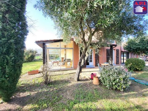 167M² HOUSE WITH GARAGE In Belpech, close to all amenities on foot (daycare, school, shops, medical center, etc.), come and discover this pleasant Type 6 house built on a plot of approximately 650 m². From the entrance, you will be charmed by the bea...