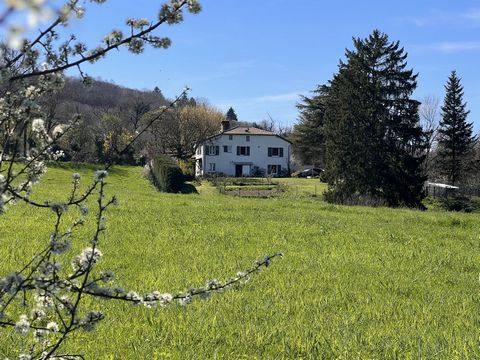 Stone house from 1750, renovated with a contemporary touch, in an enclosed park with an outbuilding converted into a garage and a carport (3 cars). The property building is secure with videophone and automatic gate. The whole is on 7.5 ha including 6...