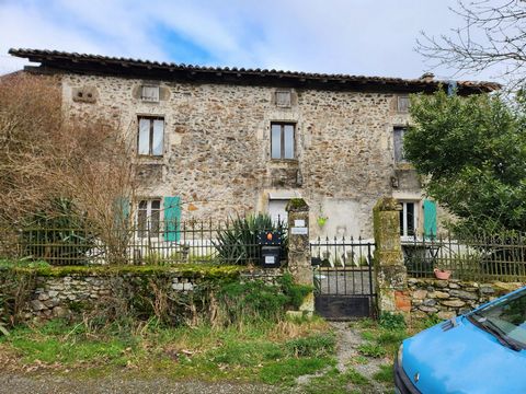 Clare Rogers presents this charming old farmhouse with land, ideal for animals with around 3 hectares of land, just outside the beautiful village of Suris. This house dates back maybe 200 years old, is full of character and charm. The downstairs for ...