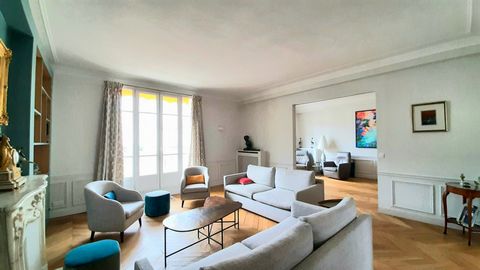 Apartment with a surface area of 180m², located on the 6th floor with elevator, of a luxury building in the 16th arrondissement. The apartment is fully equipped: internet connection, heating, television, ceramic hob, fridge, microwave, oven, freezer,...