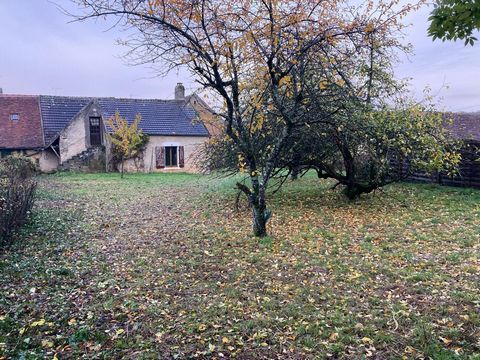 Maison de 95 m2 située sur la commune de Marcy 58210 (arrondissement de Clamecy, Bourgogne). Elle se compose au rez-de-chaussée d'un séjour avec cheminée, ouvrant sur la cour et le jardin, d'une cuisine, d'une salle de bains avec wc qui donne accès a...