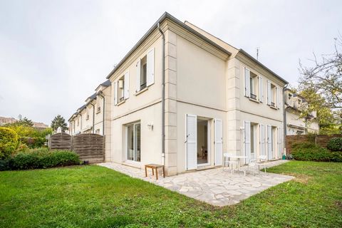 Quietly located in a private subdivision just a few minutes' walk from the town center, this 147m² loi Carrez and 257m² house offers a beautiful, bright living room with ground-level access to the terrace and south-facing garden. It comprises an entr...